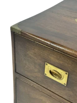 Ensemble vintage de tables de chevet en bois au design de style militaire.