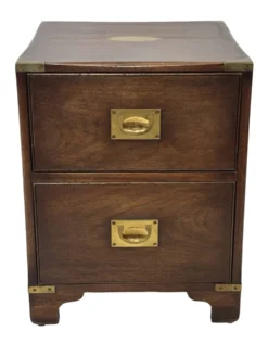 Ensemble vintage de tables de chevet en bois au design de style militaire.