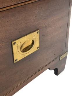 Ensemble vintage de tables de chevet en bois au design de style militaire.