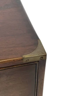 Ensemble vintage de tables de chevet en bois au design de style militaire.