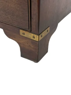 Ensemble vintage de tables de chevet en bois au design de style militaire.