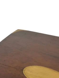Ensemble vintage de tables de chevet en bois au design de style militaire.