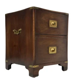Ensemble vintage de tables de chevet en bois au design de style militaire.