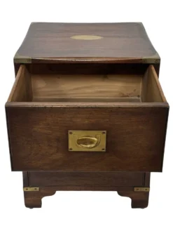 Ensemble vintage de tables de chevet en bois au design de style militaire.