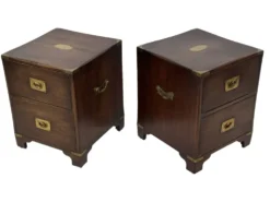 Ensemble vintage de tables de chevet en bois au design de style militaire.