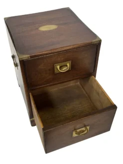 Ensemble vintage de tables de chevet en bois au design de style militaire.