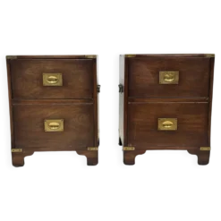 Ensemble vintage de tables de chevet en bois au design de style militaire.