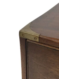 Ensemble vintage de tables de chevet en bois au design de style militaire.