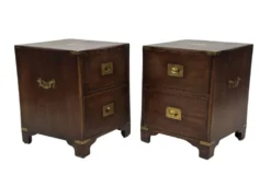 Ensemble vintage de tables de chevet en bois au design de style militaire.