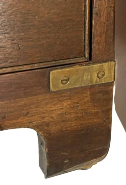 Ensemble vintage de tables de chevet en bois au design de style militaire.