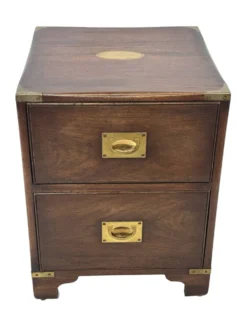 Ensemble vintage de tables de chevet en bois au design de style militaire.