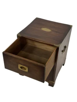 Ensemble vintage de tables de chevet en bois au design de style militaire.