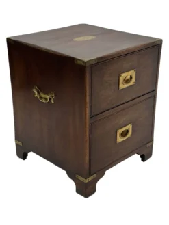 Ensemble vintage de tables de chevet en bois au design de style militaire.