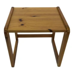 Ensemble vintage de trois tables d'appoint en pin, tables gigognes des années 1970.