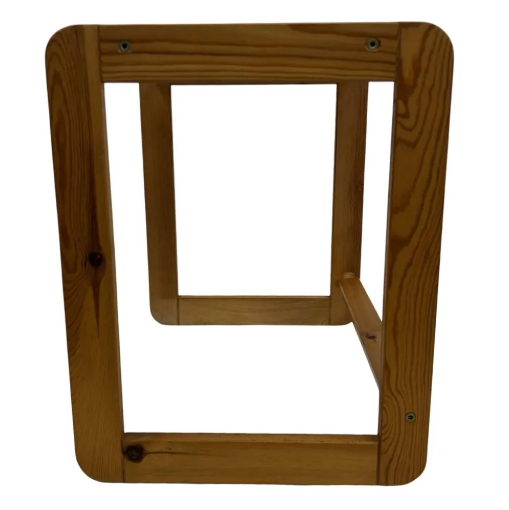 Ensemble vintage de trois tables d'appoint en pin, tables gigognes des années 1970.