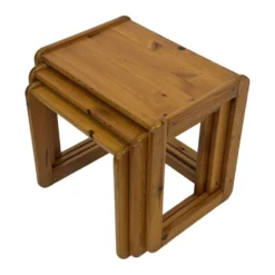 Ensemble vintage de trois tables d'appoint en pin, tables gigognes des années 1970.