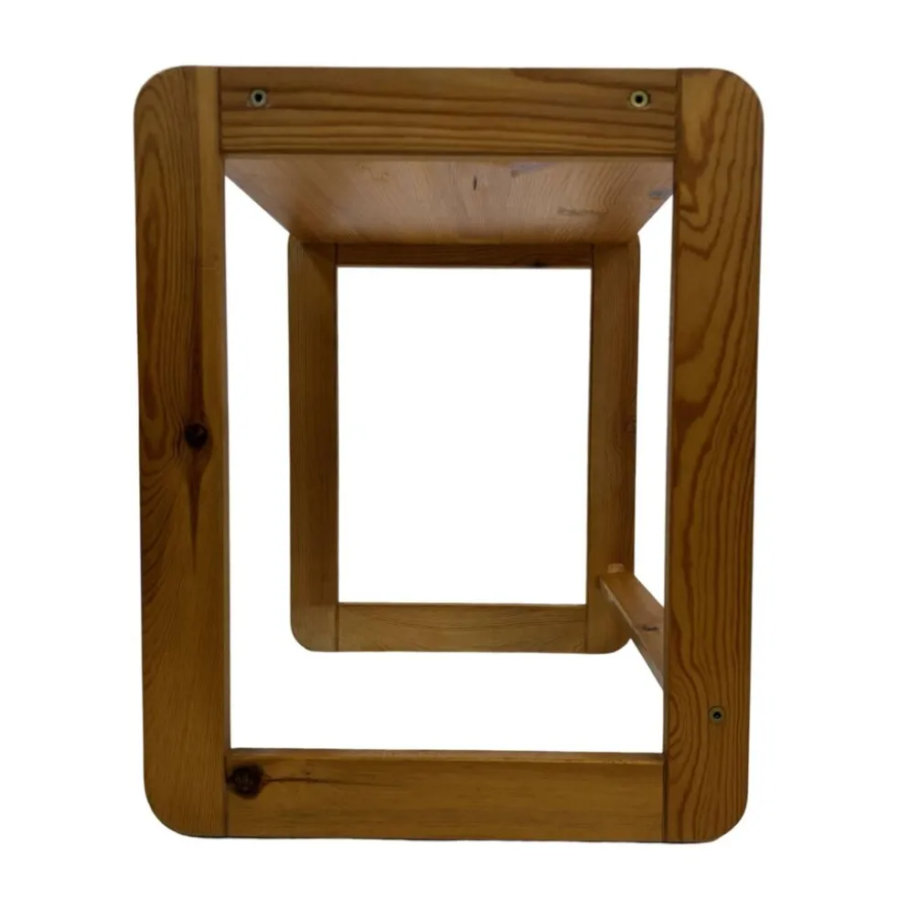 Ensemble vintage de trois tables d'appoint en pin, tables gigognes des années 1970.