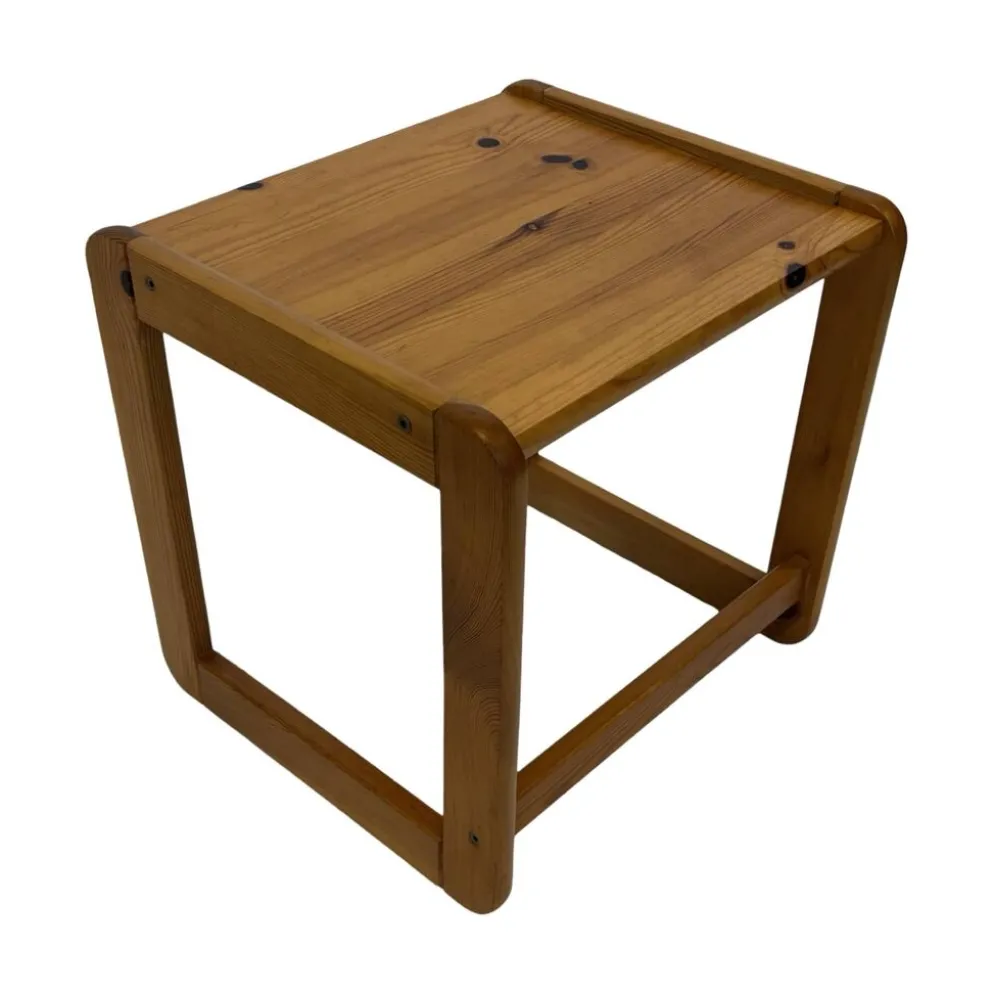 Ensemble vintage de trois tables d'appoint en pin, tables gigognes des années 1970.