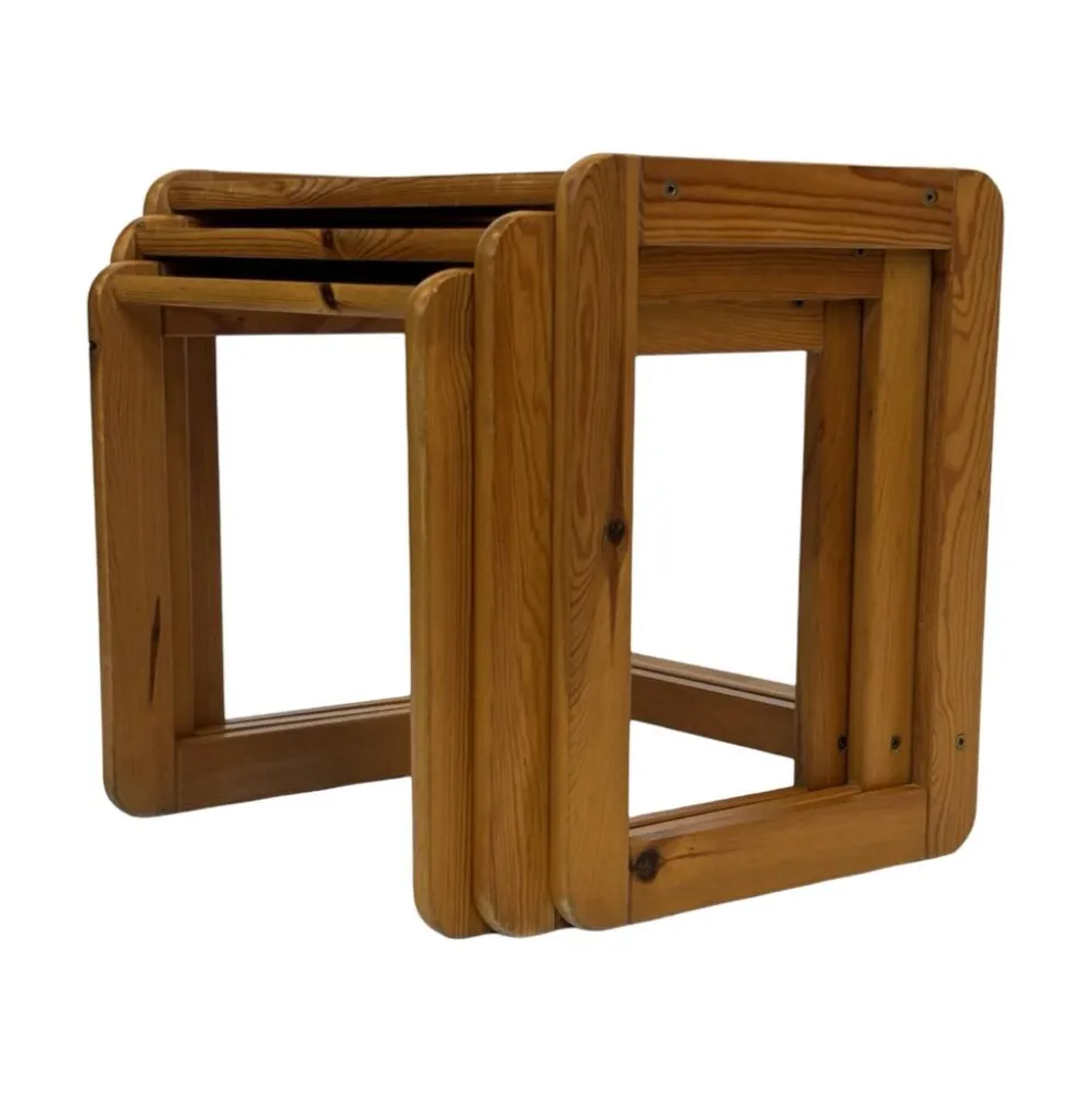 Ensemble vintage de trois tables d'appoint en pin, tables gigognes des années 1970.