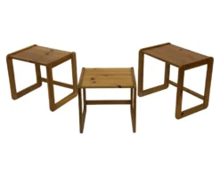 Ensemble vintage de trois tables d'appoint en pin, tables gigognes des années 1970.