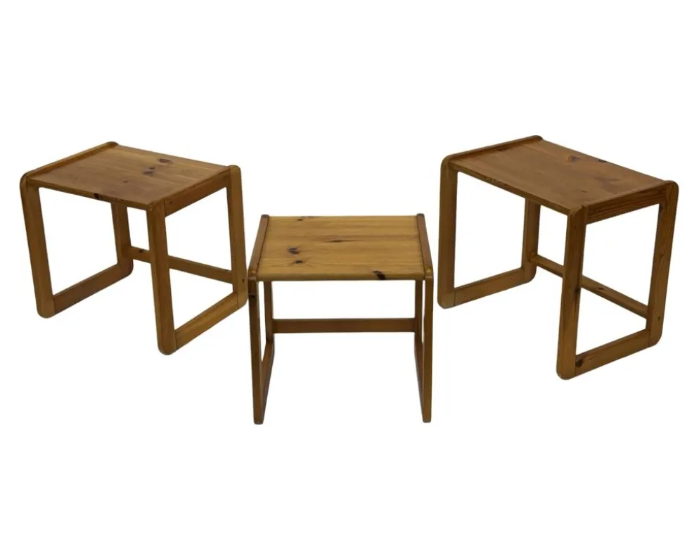 Ensemble vintage de trois tables d'appoint en pin, tables gigognes des années 1970.
