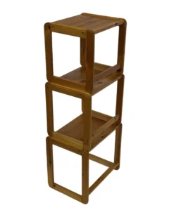 Ensemble vintage de trois tables d'appoint en pin, tables gigognes des années 1970.