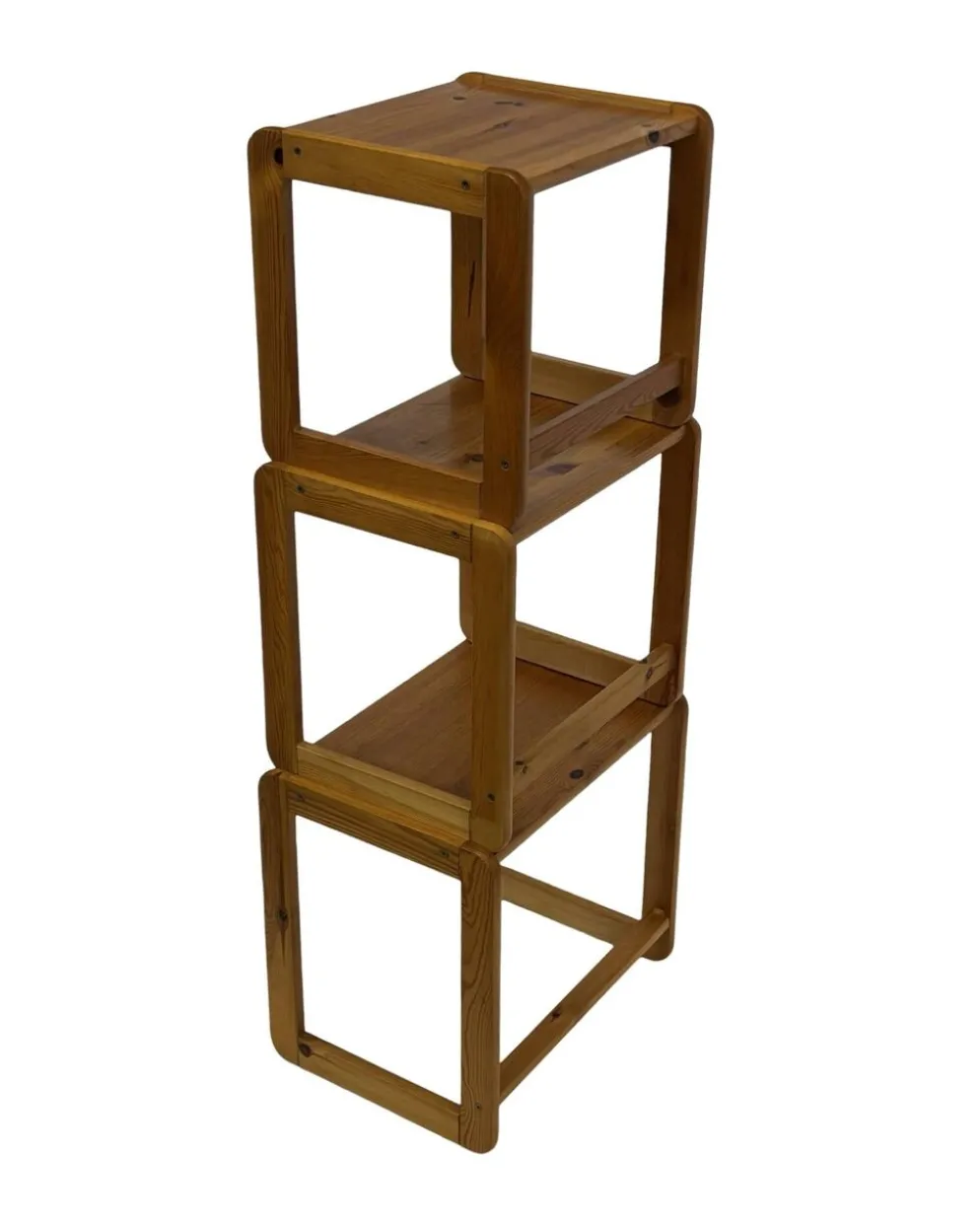 Ensemble vintage de trois tables d'appoint en pin, tables gigognes des années 1970.