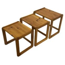 Ensemble vintage de trois tables d'appoint en pin, tables gigognes des années 1970.