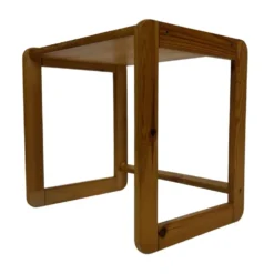 Ensemble vintage de trois tables d'appoint en pin, tables gigognes des années 1970.