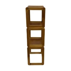 Ensemble vintage de trois tables d'appoint en pin, tables gigognes des années 1970.
