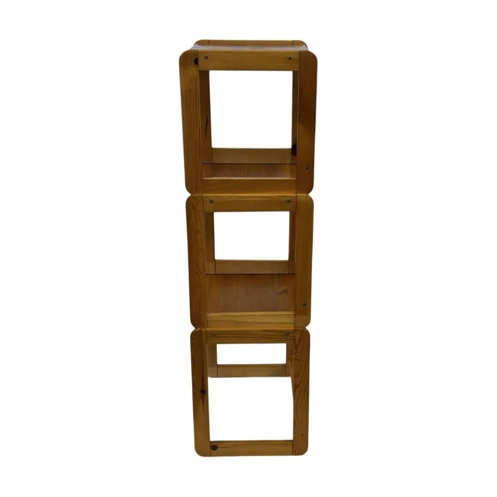 Ensemble vintage de trois tables d'appoint en pin, tables gigognes des années 1970.