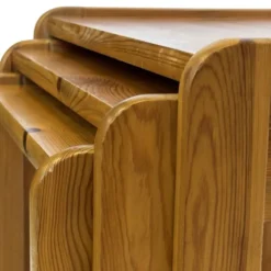 Ensemble vintage de trois tables d'appoint en pin, tables gigognes des années 1970.