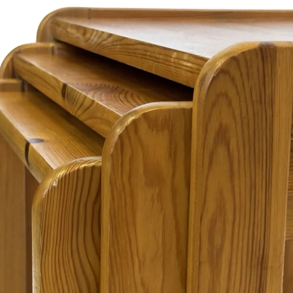 Ensemble vintage de trois tables d'appoint en pin, tables gigognes des années 1970.