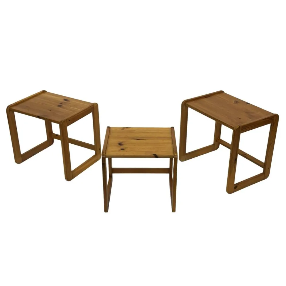 Ensemble vintage de trois tables d'appoint en pin, tables gigognes des années 1970.