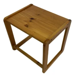 Ensemble vintage de trois tables d'appoint en pin, tables gigognes des années 1970.
