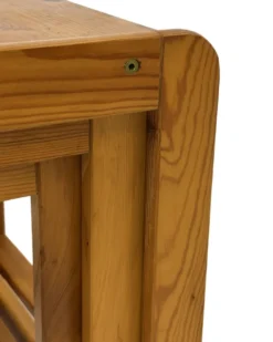 Ensemble vintage de trois tables d'appoint en pin, tables gigognes des années 1970.