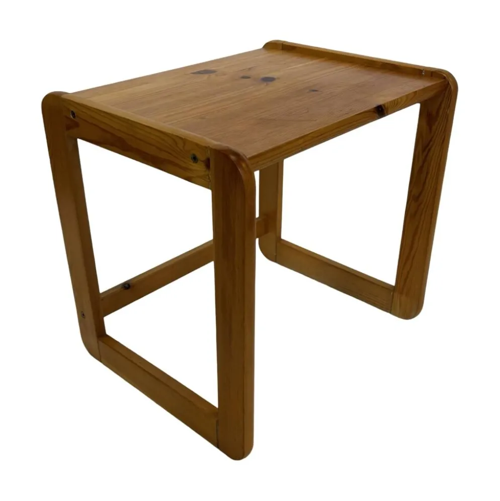 Ensemble vintage de trois tables d'appoint en pin, tables gigognes des années 1970.