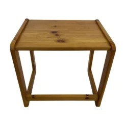 Ensemble vintage de trois tables d'appoint en pin, tables gigognes des années 1970.