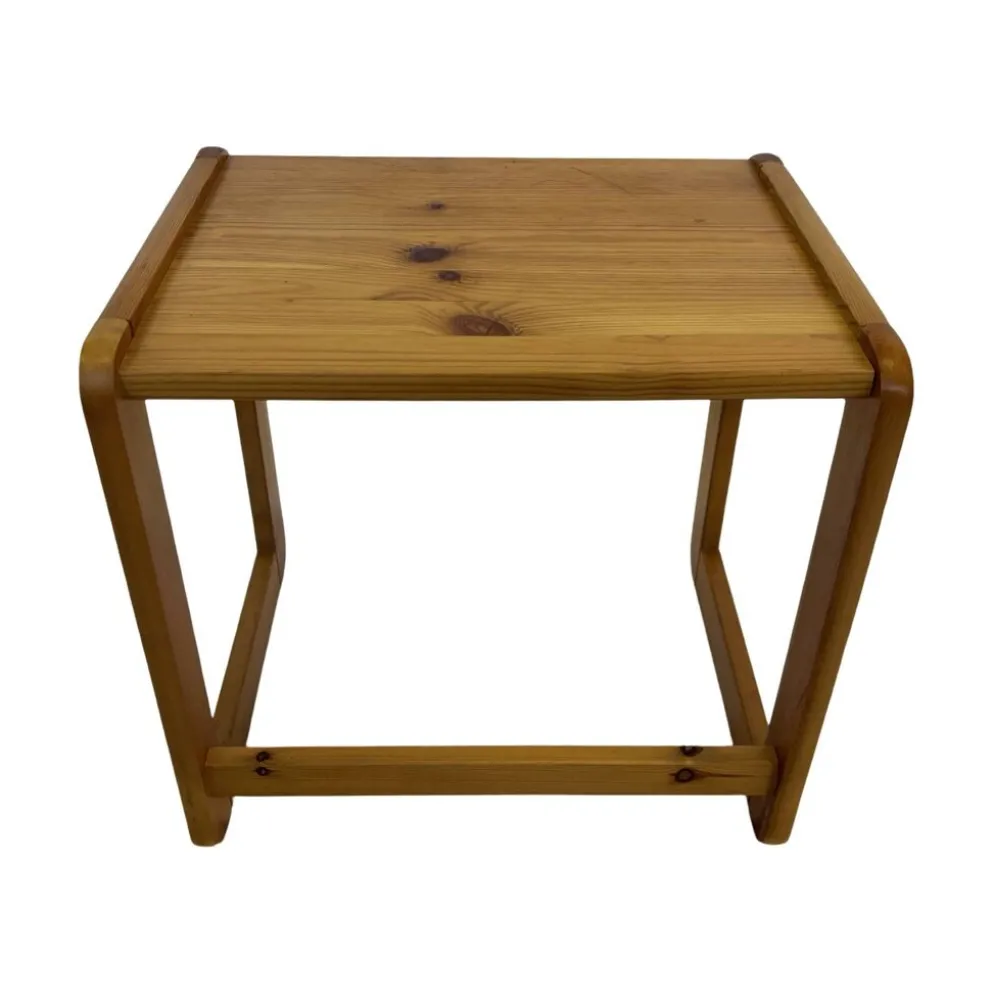 Ensemble vintage de trois tables d'appoint en pin, tables gigognes des années 1970.