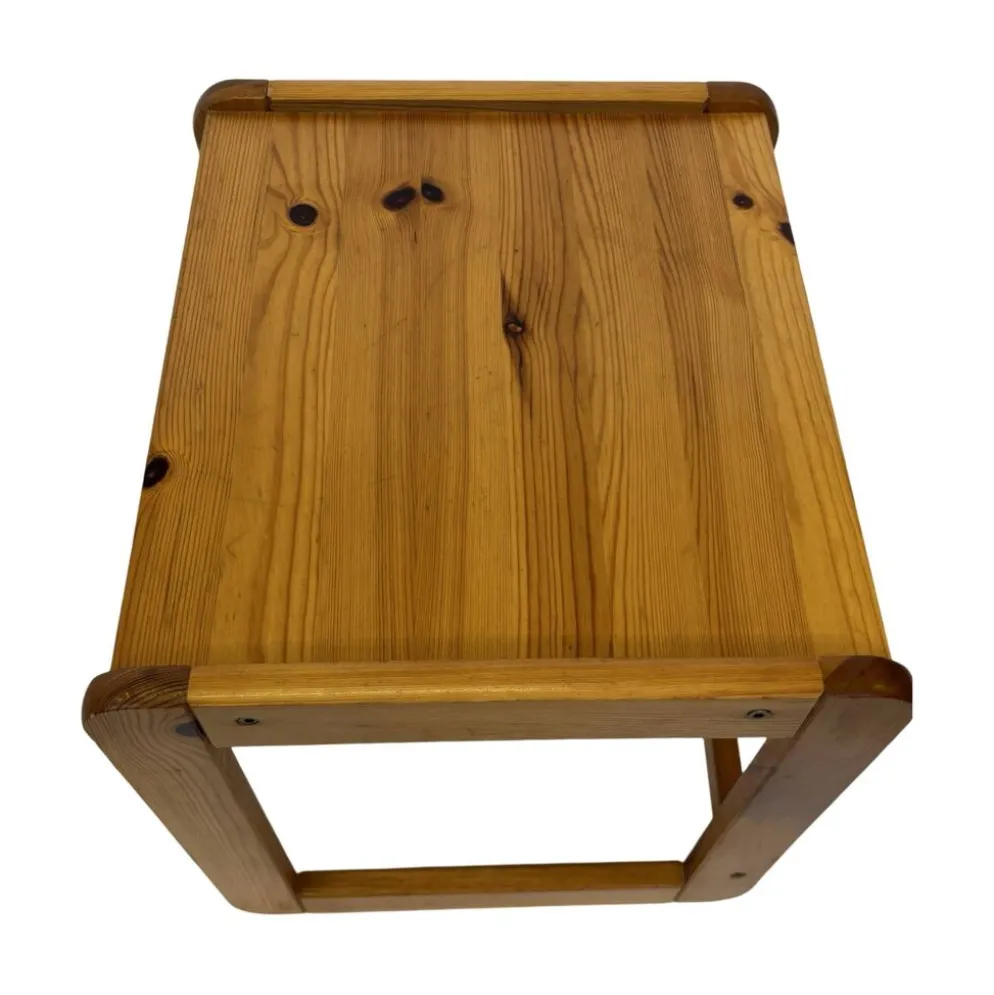 Ensemble vintage de trois tables d'appoint en pin, tables gigognes des années 1970.