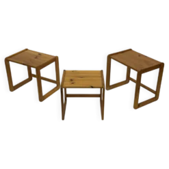 Ensemble vintage de trois tables d'appoint en pin, tables gigognes des années 1970.
