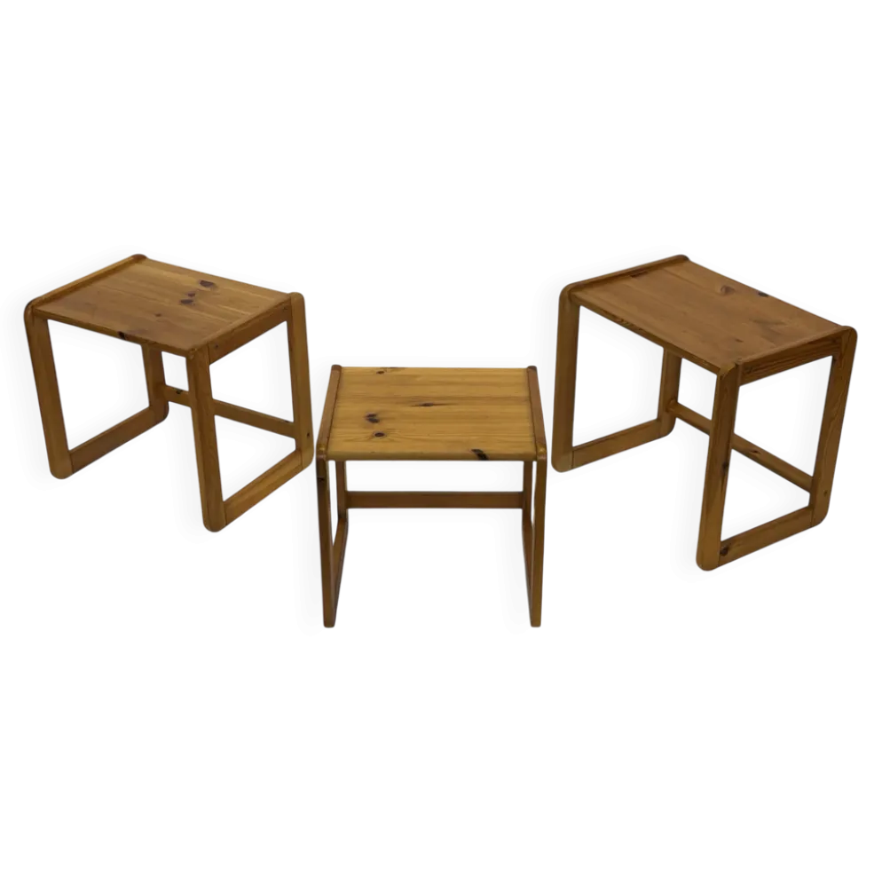 Ensemble vintage de trois tables d'appoint en pin, tables gigognes des années 1970.