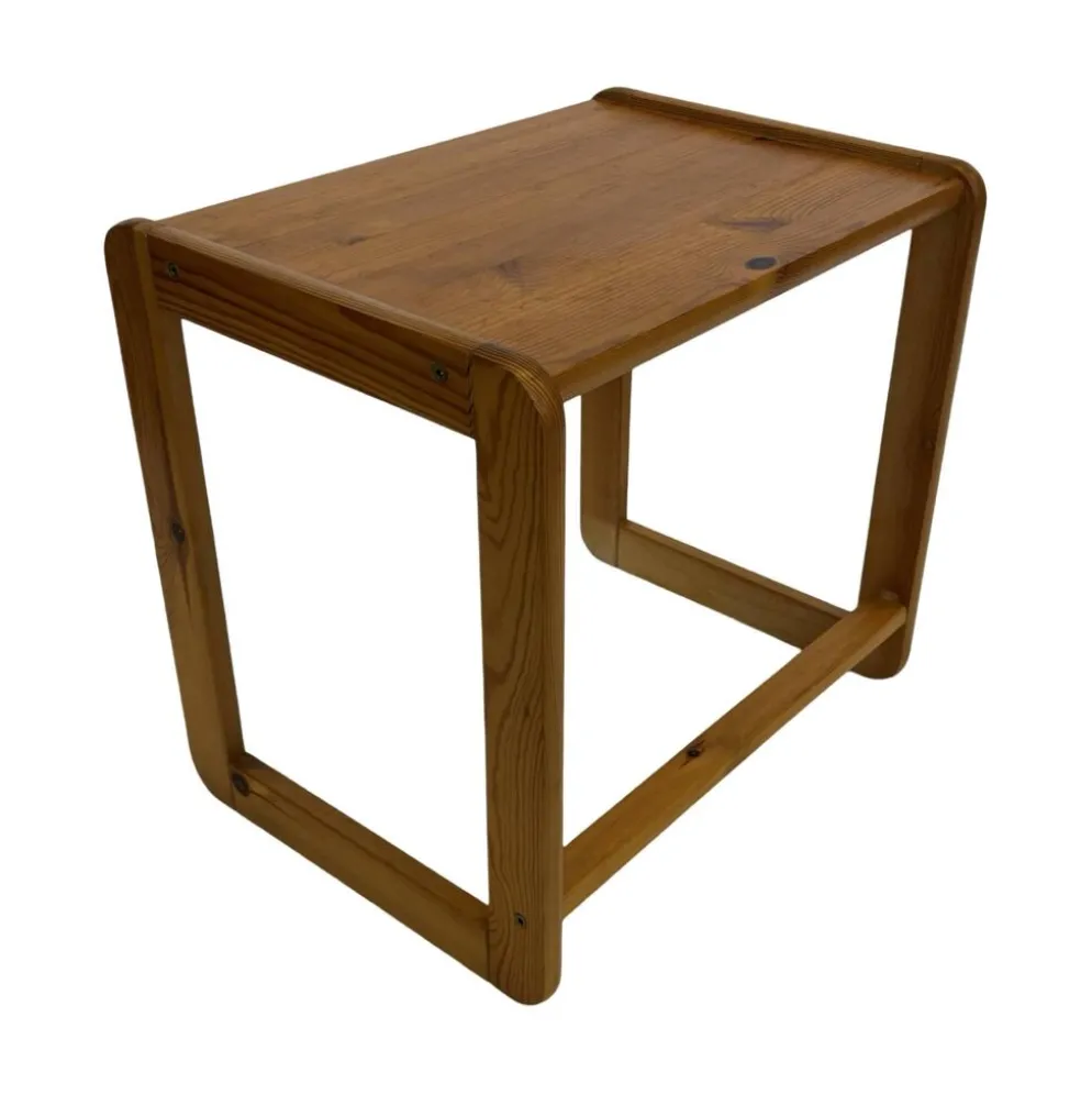 Ensemble vintage de trois tables d'appoint en pin, tables gigognes des années 1970.