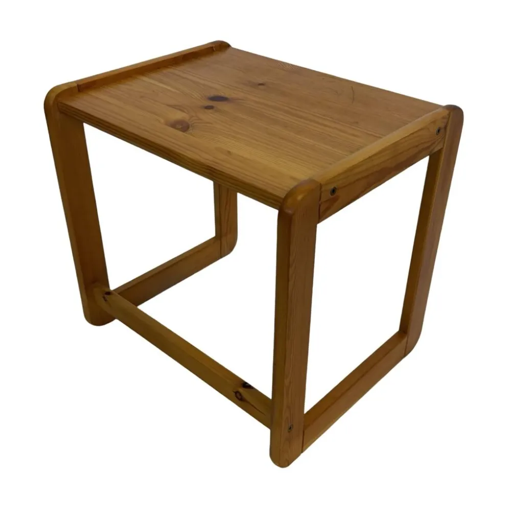 Ensemble vintage de trois tables d'appoint en pin, tables gigognes des années 1970.
