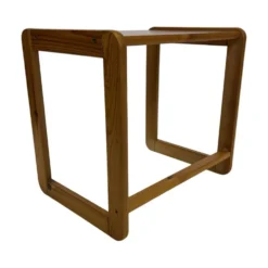 Ensemble vintage de trois tables d'appoint en pin, tables gigognes des années 1970.