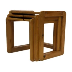 Ensemble vintage de trois tables d'appoint en pin, tables gigognes des années 1970.