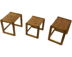 Ensemble vintage de trois tables d'appoint en pin, tables gigognes des années 1970.