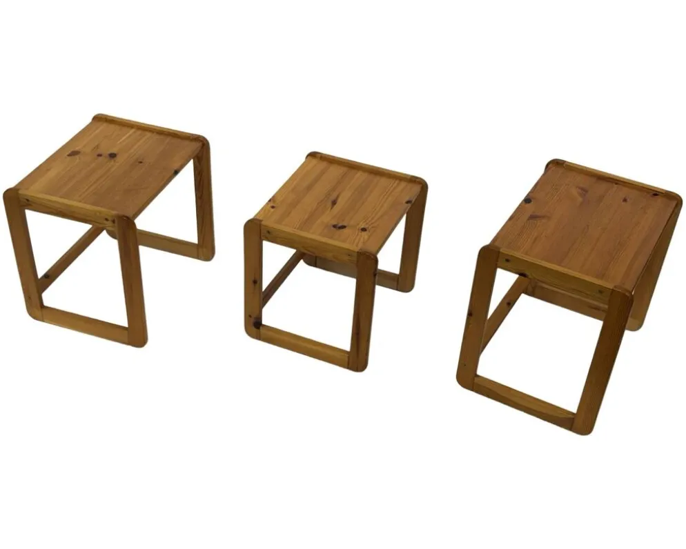 Ensemble vintage de trois tables d'appoint en pin, tables gigognes des années 1970.
