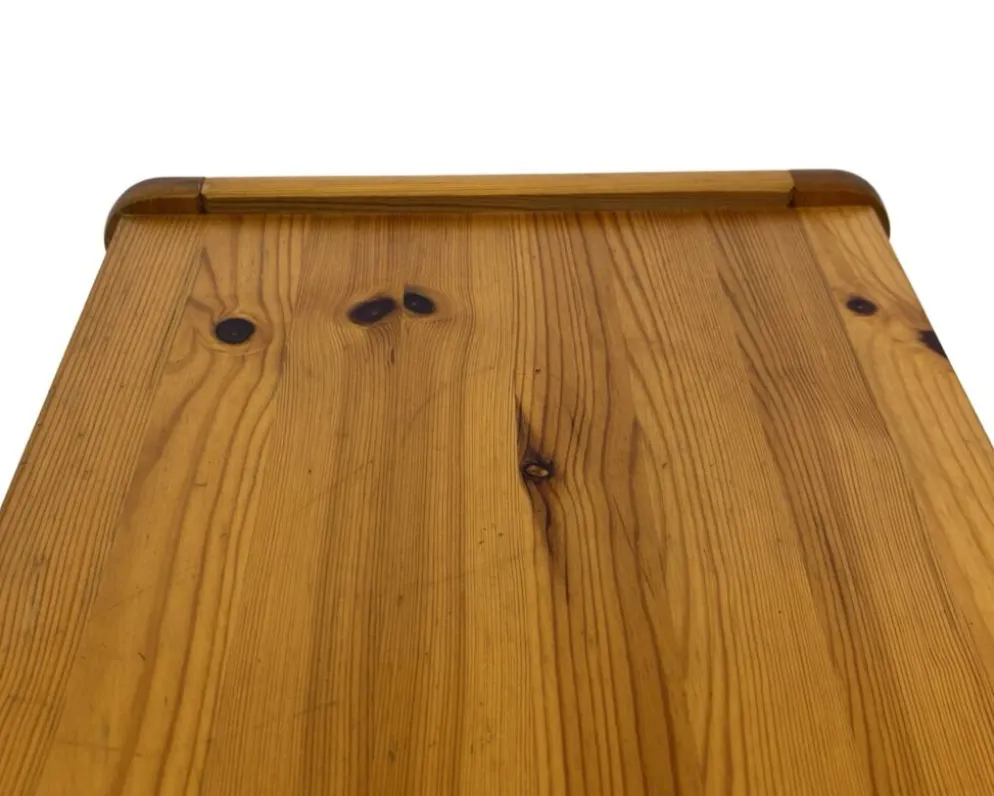 Ensemble vintage de trois tables d'appoint en pin, tables gigognes des années 1970.