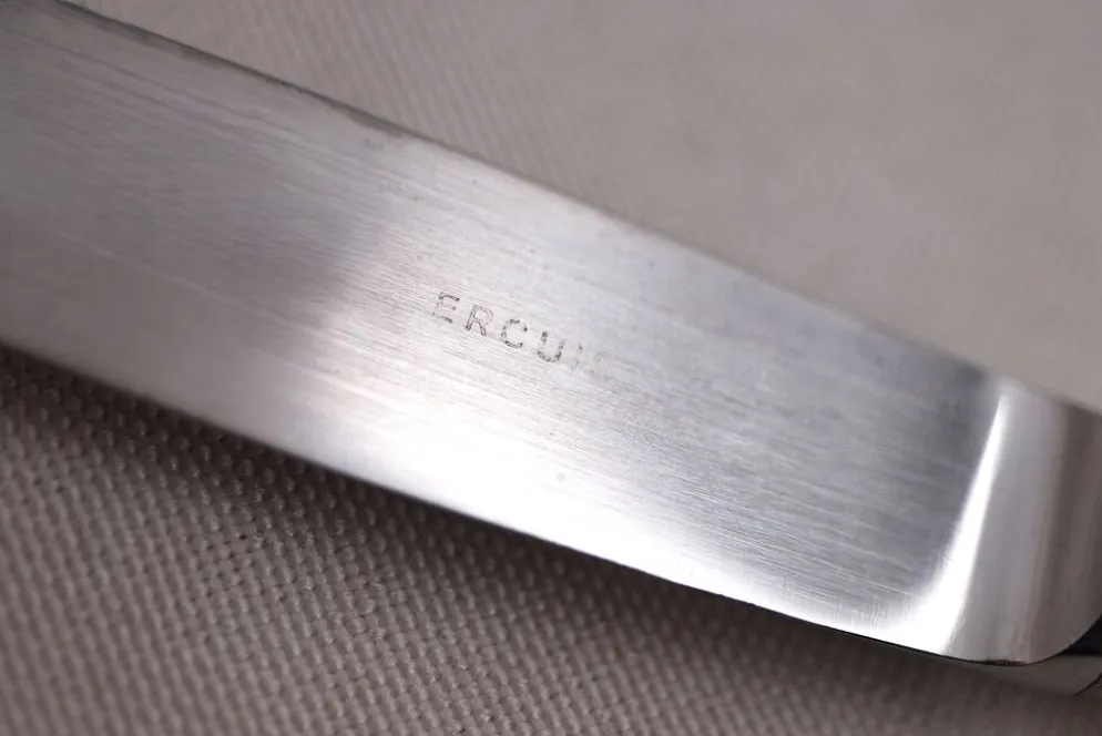 Ercuis Auteuil, 10 couteaux de table en métal argenté, excellent état, 22 cm.